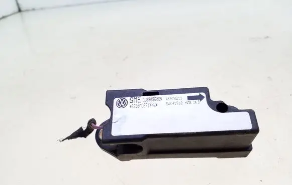 Volkswagen PASSAT B5 Airbag deployment crash/impact sensor 1J0909606N