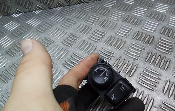 Nissan Qashqai+2 Wing mirror switch