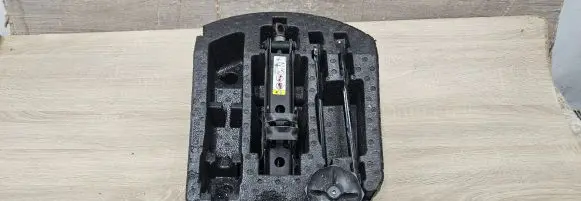 Jeep Grand Cherokee Tool set 68145663AA