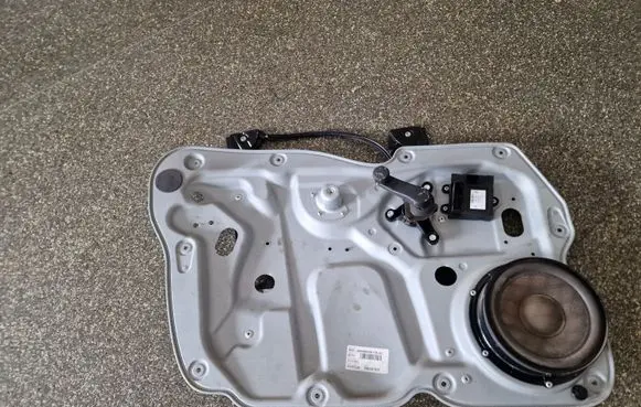 Volkswagen Caddy Front door manual window regulator 1T0837755L