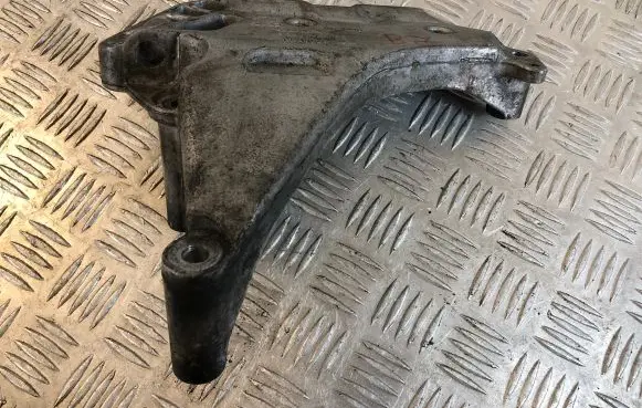 Volkswagen PASSAT B7 Engine mounting bracket 03L199207 KTS104V120