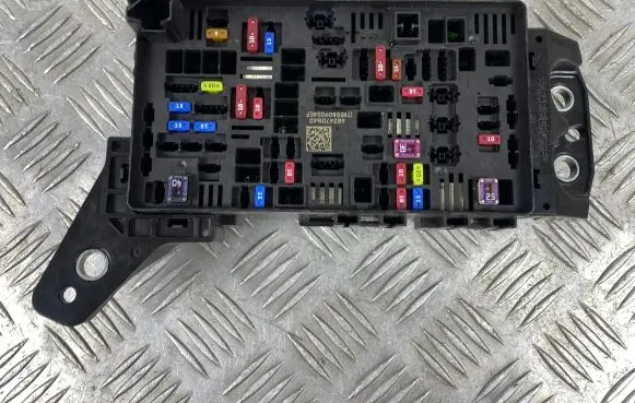 Jeep Grand Cherokee WL Fuse module 68347016AD