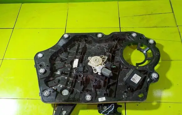 Ford Fiesta Front door window regulator with motor PRZOD H1BBA23200CD
