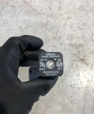 Passenger airbag on/off switch