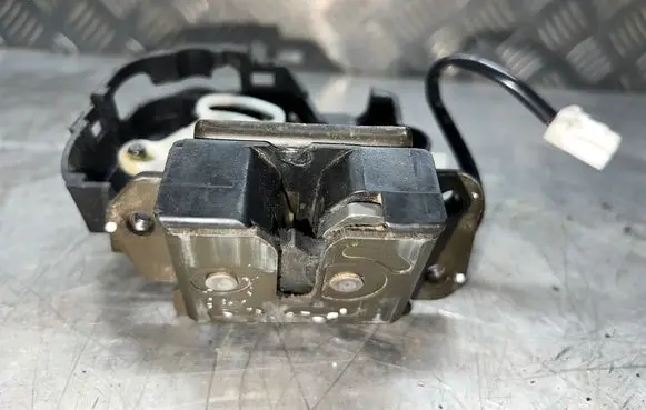 Mazda 2 Tailgate lock latch 