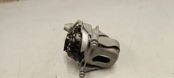 Engine mount bracket