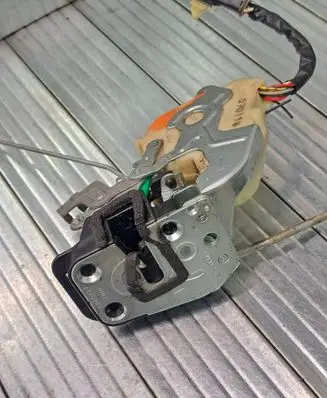 KIA Sorento Front door lock 070115