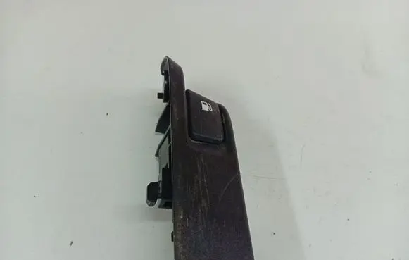 Toyota Auris 150 Fuel tank opening switch