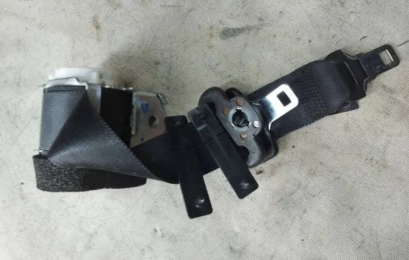 Ford Galaxy Middle seatbelt (rear) 33051323