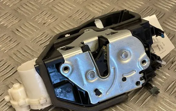 BMW X4 F26 Front door lock 7318409