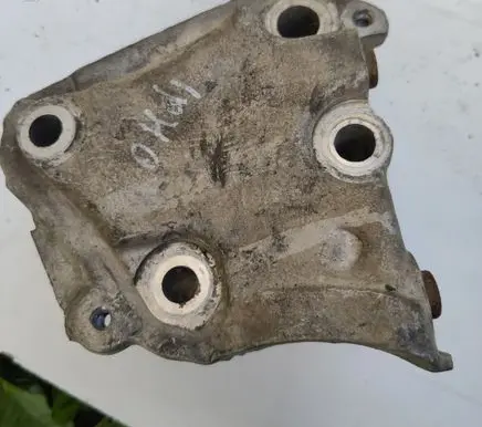 Peugeot 607 Engine mounting bracket 9628311880