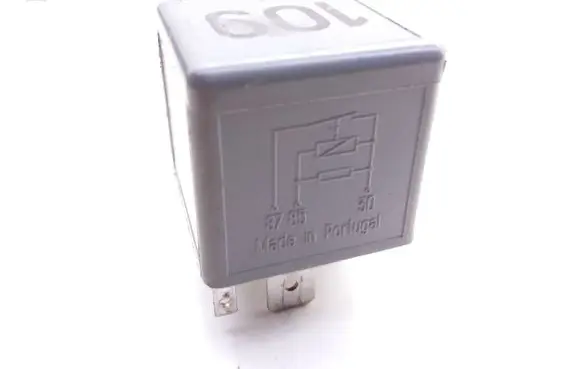 Volkswagen Bora Hazard warning light relay 1J0906381A V23134B63X396