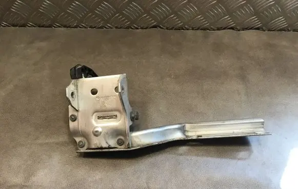 BMW 5 F10 F11 Radiator support slam panel bracket 7186514