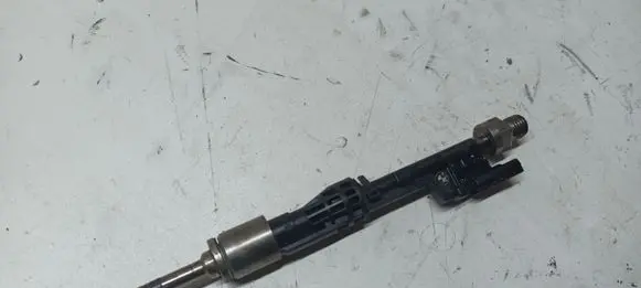 BMW X3 F25 Fuel injector 7597870