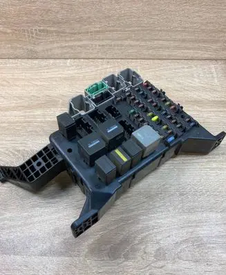 Ford Mondeo Mk III Fuse module 4S7T14A073AA 7158731402