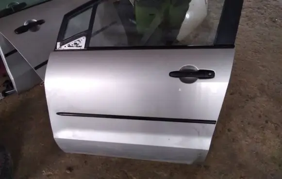 Mazda 5 Front door
