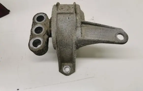 Opel Zafira A Engine mount bracket 90575779