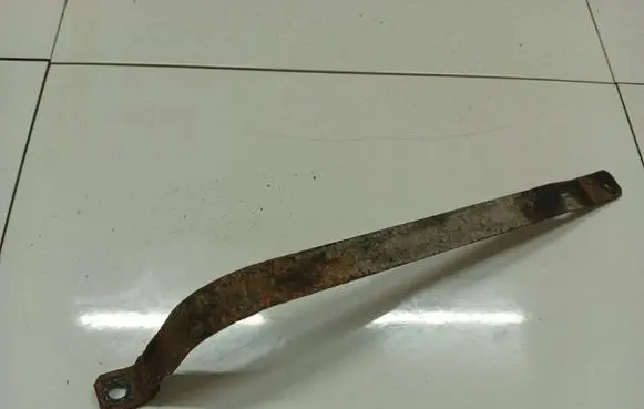 Suzuki Swift I Fuel tank mounting bracket 