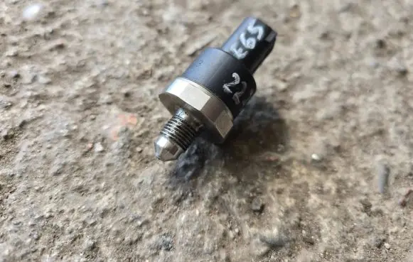 BMW 7 E65 E66 Fuel pressure sensor 0265005303 28701501009