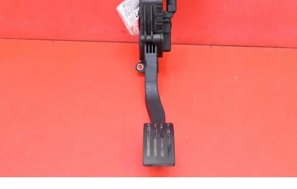 Accelerator throttle pedal