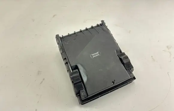 Volkswagen PASSAT B7 Fuse box cover 1K0937132F