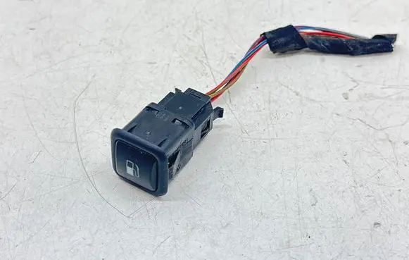 Volkswagen PASSAT B5 Fuel tank opening switch 3B0959833A