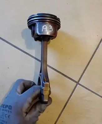 KIA Sportage Piston with connecting rod