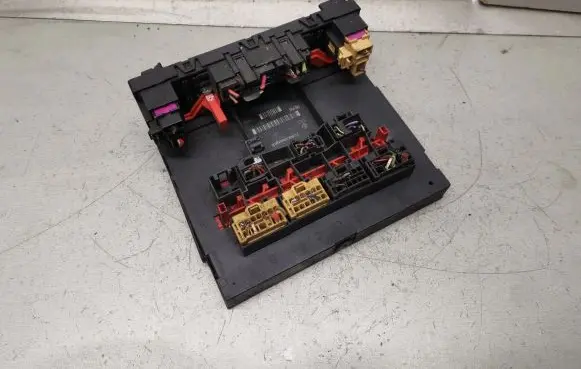 Volkswagen PASSAT B6 Fuse module 3C0937049H