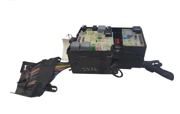 Volvo V40 Fuse module AV6T14A142AA