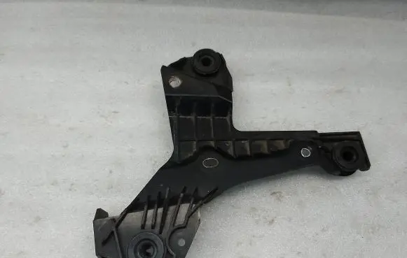 Volvo V70 Air filter cleaner box bracket assembly 30636575