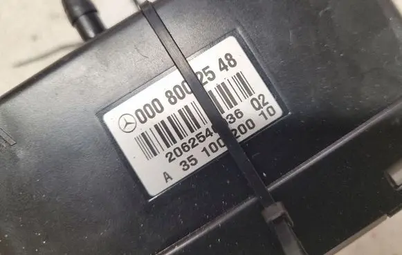 Mercedes-Benz E W211 Central locking vacuum pump 0008002548