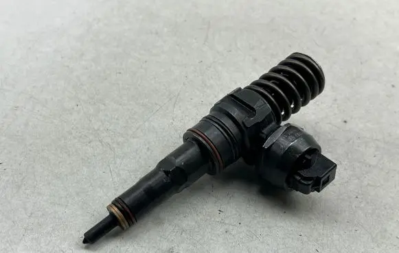 Volkswagen Golf IV Fuel injector 045130073T