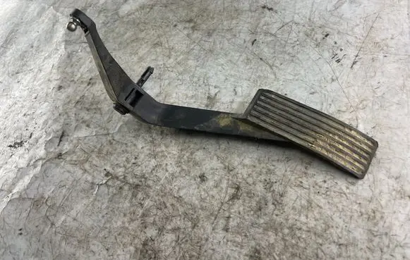Accelerator throttle pedal