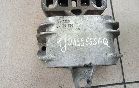Skoda Octavia Mk1 (1U) Engine mount bracket 1J0199555AQ
