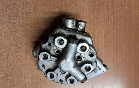 Audi 80 90 B3 Fuel distributor 0438101029
