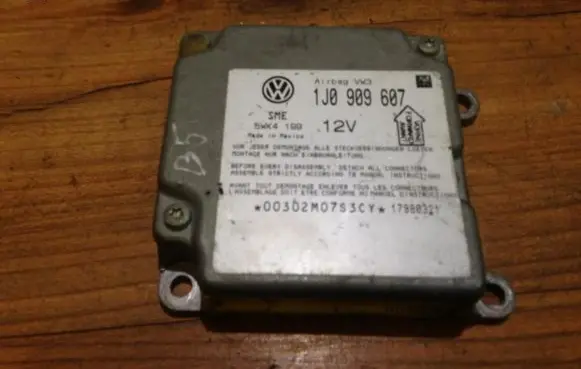 Volkswagen PASSAT B5 Airbag control unit/module 1j0909607 5wk4199