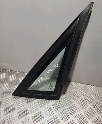 Seat Leon (1P) Front door vent window glass four-door 1P0845412