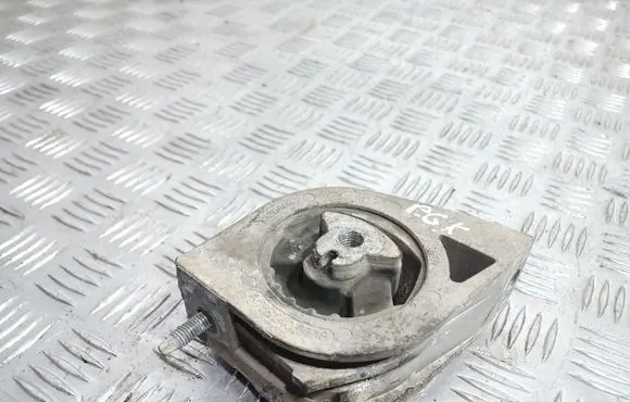 Mercedes-Benz A W168 Engine mount bracket