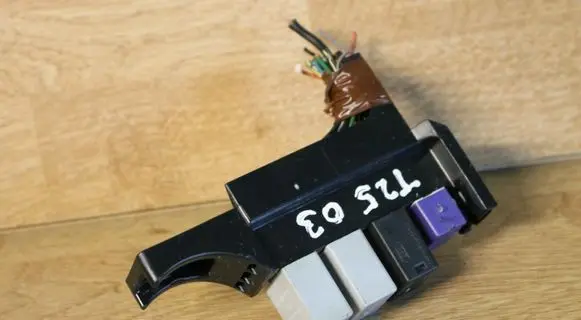Toyota Avensis T250 Relay mounting block 