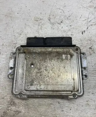 Opel Zafira B Engine control unit/module 55205621 0281013593 1039S18791