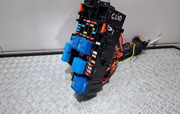 Renault Clio V Fuse module 243805499R