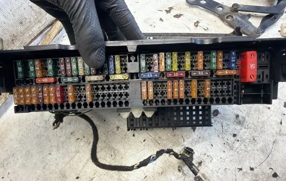 BMW 3 E46 Fuse module 8364540