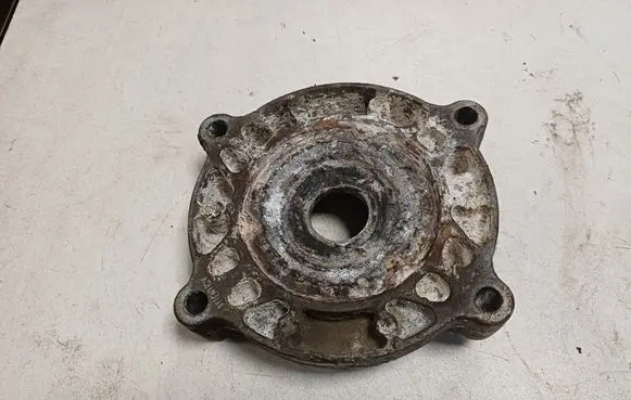 Volkswagen Touareg I Coil spring mount 