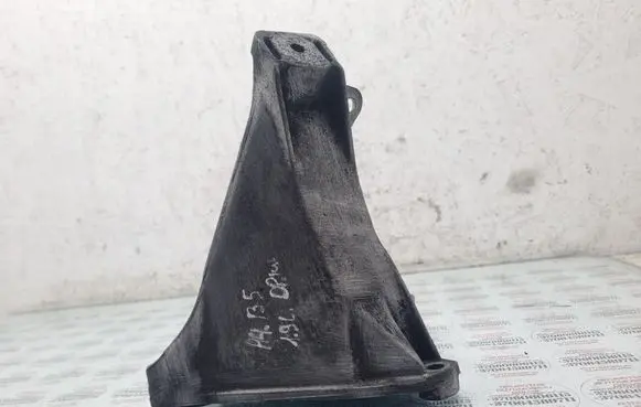 Engine mounting bracket