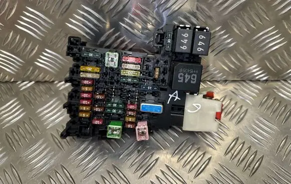 Volkswagen PASSAT B8 Fuse module 5Q0937615C