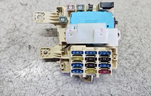 Lexus ES 250 - 300 - 330 Fuse module 0689002050