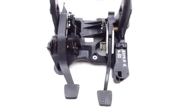 Mitsubishi Pajero Brake pedal 39222112