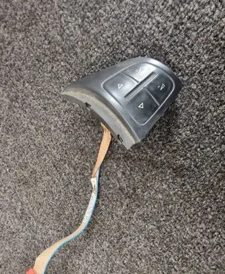 Steering wheel buttons/switches