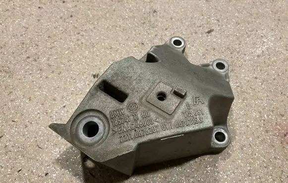 BMW 3 G20 G21 Engine mounting bracket 6876207