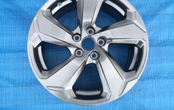 Toyota RAV 4 (XA40) R18 alloy rim 007276